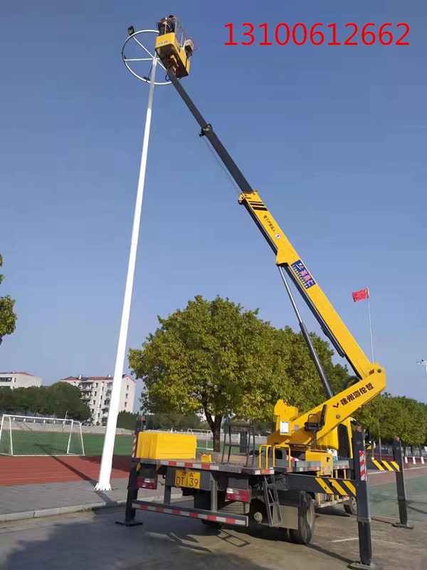 輕型伸縮臂高空車(chē)更換照明路燈施工現(xiàn)場(chǎng)，效率高